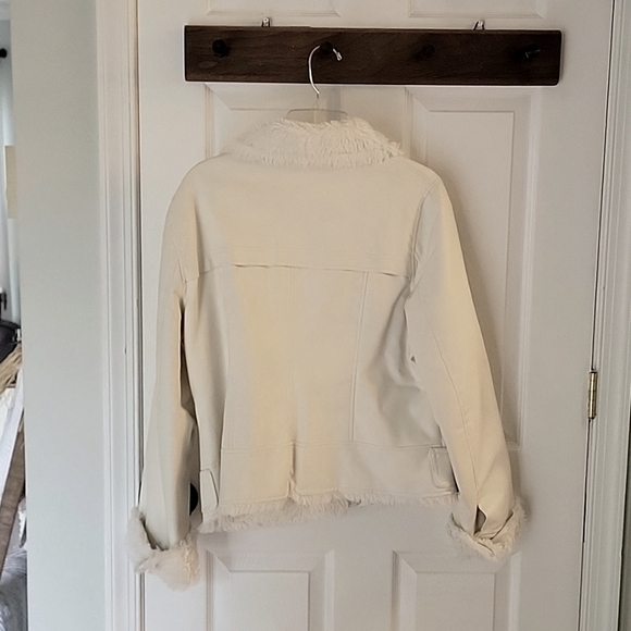 White winter jacket, Size 6? - Picture 2 of 4